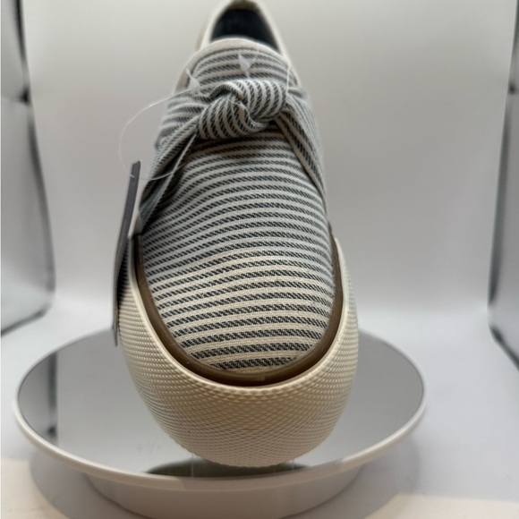 Tommy Bahama Women's Gray and white Striped Sneakers size 8.5 - Picture 2 of 10